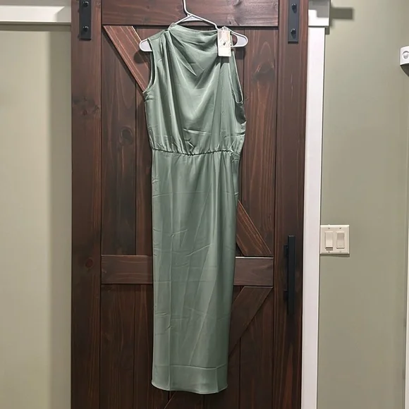 Sleeveless Cocktail Dress - Picture 5 of 7